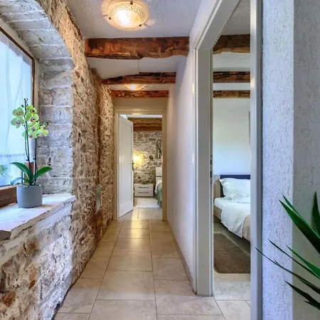 Haus Ana * Mali Jezenj